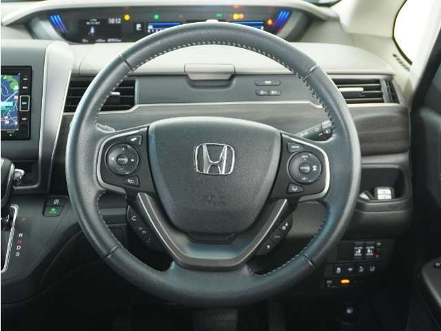 【Honda SENSING】 カメラ等装置で精度の高い検知能力を発揮、安全運転を支援します。ステアリング上のコントローラーに注目！