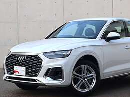 ●Audiが最初に採用したLEDポジショニングランプ。シャープなラインで昼間でも点けていたいと思うほど上品でオシャレです。夜間走行時はさらに目立ちます！