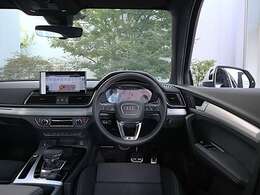 ●スタイリッシュで機能的なアウディらしさを表現するインテリア。室内を横に広く感じられるよう設計されたダッシュボード周りです。