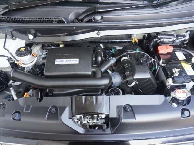 エンジンは車の心臓部分です。このエンジンルームが汚いとトラブルの基になります。当店は専用の液剤を使って徹底的に綺麗にします。