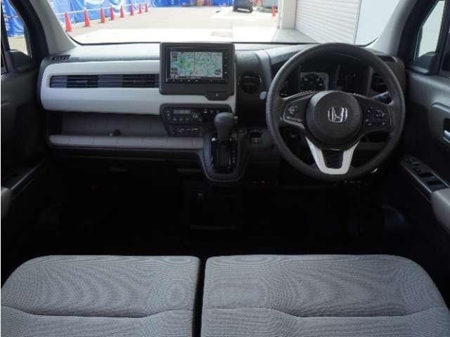 視界広々で非常に運転しやすくロングドライブでも疲れを感じさせないすっきりとまとまったインパネ周りです。