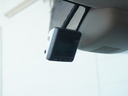 ◆ドライブレコーダー◆映像・音声などを記録する自動車用の装置です。　もしもの事故の際の記録はもちろん、旅行の際の思い出としてドライブの映像を楽しむことができます。