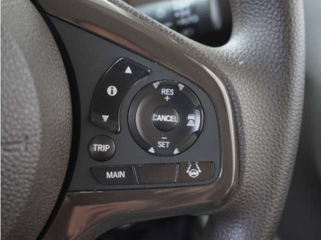 【アダプティブクルーズコントロール】予め設定した車速内でクルマが自動的に加減速。前走車との適切な車間距離を維持しながら追従走行します。【LKAS】車線維持支援システムでステアリング操作を支援。