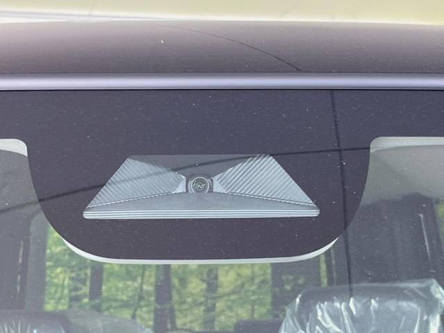 【ホンダセンシング】走行中に前方の車両等を認識し、衝突しそうな時は警報とブレーキで衝突回避と被害軽減をアシスト。より安全にドライブをお楽しみいただけます。