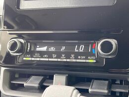 【オートエアコン】一度お好みの温度に設定すれば、車内の温度を検知し風量や温度を自動で調整。暑い…寒い…と何度もスイッチ操作をする必要はありません。快適な車内空間には必須の機能ですね♪