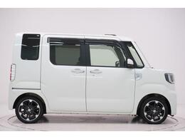 県内13店舗にて常時500台以上ダイハツ車を展示中です。見て、触って、納得のいく一台をぜひ見つけてください。