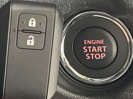 【キーレススタートシステム】カバンやポケットに入れたままでもドアの施錠・解錠が可能なスマートキーを装備。エンジンのオン・オフ時もカギを取り出す必要が無いからとっても便利です♪