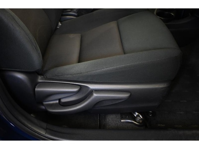 運転席シートリフター装備！シートの上下調整で運転操作の視界を確保できます。