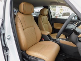 フロントシート・LUXE本革シート（一部に合皮・ファブリックを使用しています）