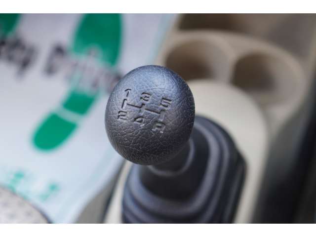 【5速マニュアル】が装備されております。スポーツドライビングをご堪能くださいませ♪