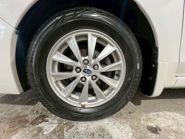 アルミホイールを履いています。アルミホイールだけでも車のイメージがかなり変わりますね。