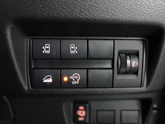 両側のスライドドアの開閉スイッチ