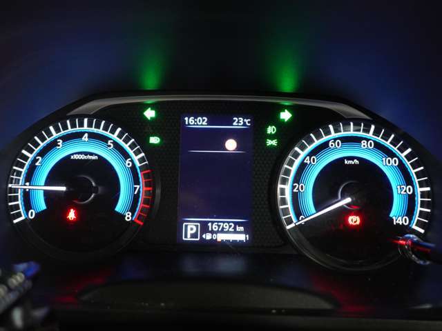 メーターディスプレイには走行情報が表示されます