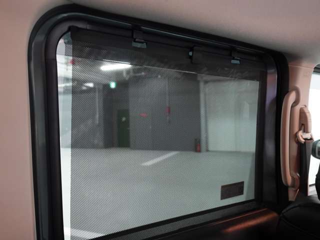 ロールサンシェード付き