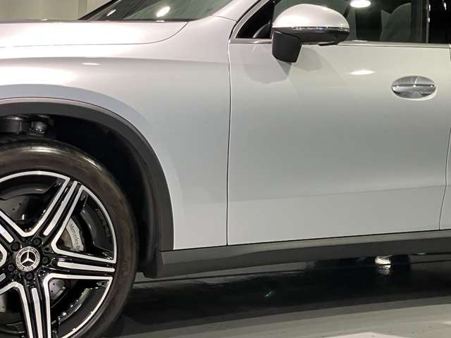 メルセデスの認定中古車「サーティファイドカー」には、最大100項目にも及ぶ点検・整備項目が設定されています。