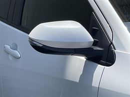 対向車や歩行者が認識しやすいサイドターンランプ付カラードドアミラー