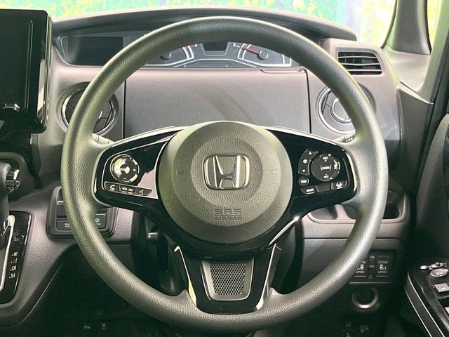 インテリアに合わせたデザインのステアリングは、運転される方のことも考え、運転しやすい形状、大きさです。是非一度、実際に触ってお確かめください。