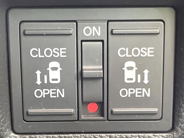 【両側パワースライドドア】スマートキーや運転席のスイッチで後席両側スライドドアの開閉が可能♪電動だから力を入れてドアを開ける必要が無く、小さなお子様でも簡単に開け閉めでき快適です♪
