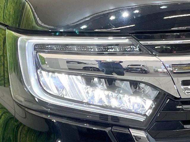 【LEDヘッドライト】悪天候や夜間走行時も良好な視界を確保し安心して運転できる高輝度LEDヘッドライトを装備！点灯速度が早く、消費電力も抑えられています。