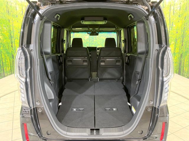 後席を格納すると、これだけの広さが！シーンに合わせたシートアレンジで、大きな荷物も積むことが出来ます♪