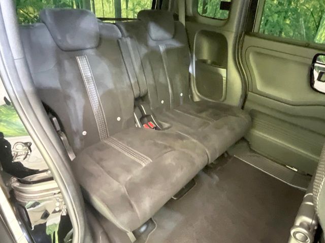 後部座席も気になるようなキズ・汚れやへたり等、大きなダメージはなく、良好な状態です。