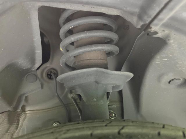 お車を安心してお乗りいただく為には、足回りの定期点検が欠かせません。サービスサポート（有償保証）では無料点検もご提供しており、安心のカーライフをお過ごしいただけるサポート体制が整っています。