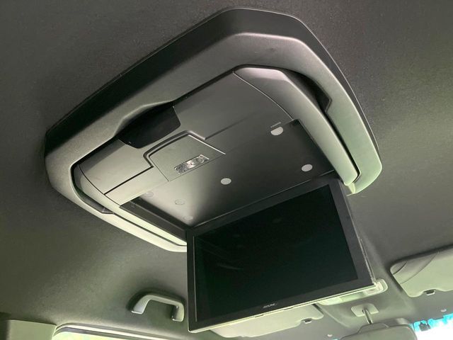 【12.8型フリップダウン】大画面モニターで後席でもエンタメをお楽しみいただけます。家族や友人とお出かけする機会が多い方に大人気です♪