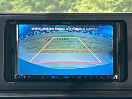 【バックカメラ】駐車時に後方がリアルタイム映像で確認できます。大型商業施設や立体駐車場での駐車時や、夜間のバック時に大活躍！運転スキルに関わらず、今や必須となった装備のひとつです！