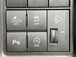 【横滑り防止装置】車両の横滑りを感知すると、自動的に車両の進行方向を保つように車両を制御します。雨の日など滑りやすい路面状況でも安全な運転が可能です。