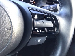 【アダプティブ・クルーズ・コントロール】予め設定した車速内でクルマが自動的に加減速。 前走車との適切な車間距離を維持しながら追従走行し、高速道路でのドライバーの疲労を軽減してくれる嬉しい機能付♪