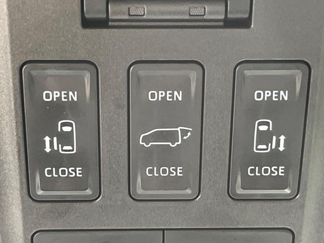 【両側パワースライドドア】スマートキーや運転席のスイッチで後席両側スライドドアの開閉が可能♪電動だから力を入れてドアを開ける必要が無く、小さなお子様でも簡単に開け閉めでき快適です♪