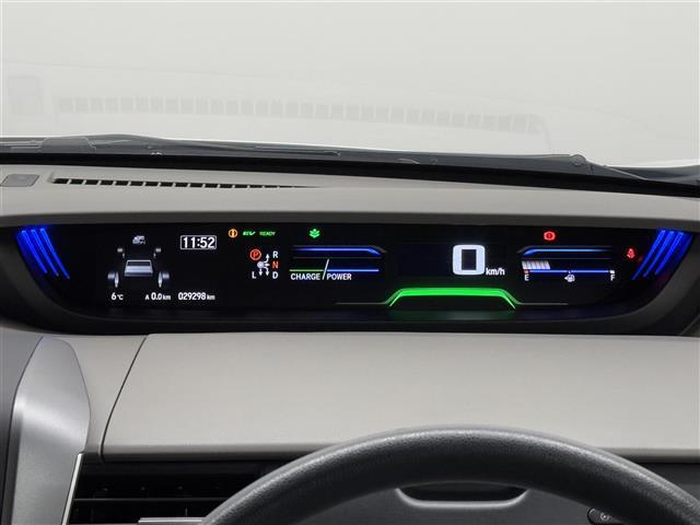 【メーターまわり】ドライバーから見やすい位置にあって安全運転に寄与します。マルチインフォメーションディスプレイでは、クルマに関するたくさんの情報を確認可能。