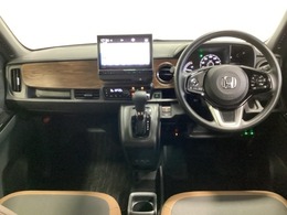 車内は光触媒抗菌消臭施工済です。スタイリッシュなデザインで暖かみのあるインパネ周りを演出します。グローブボックスやカップホルダーのほかにトレーなどたくさんの収納スペースが装備されています。
