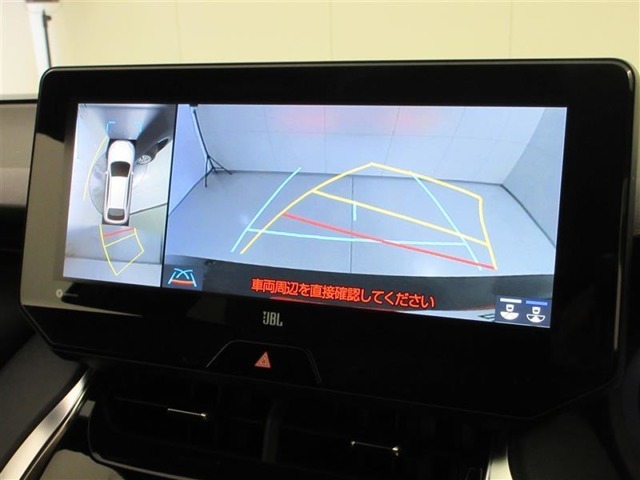 後退時に全方位カメラが作動し、周囲の状況が確認できます。