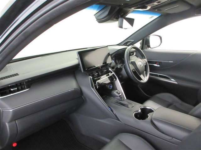 乗る者の気持ちをときめかせる上質な室内空間となっています。視界も広々で運転しやすいです。