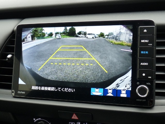 ●便利な装備『リアカメラ』　バックする際に後方映像をナビ画面で確認できますので、車庫入れが苦手な方も安心できますね♪♪　写真をご覧ください。後方の映像をハッキリ確認できます