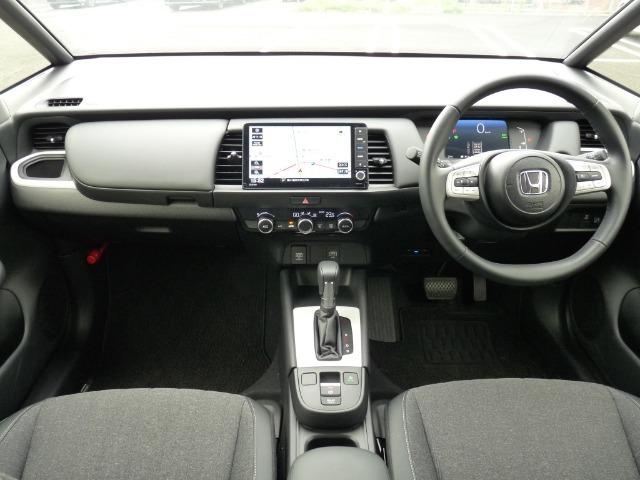 ●人気の『元試乗車』です。この車は、当社（新車ディーラー）で試乗や業務で使用していました。そのため年式が新しく、車検が長く残っています。