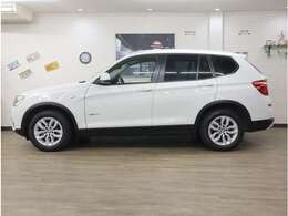 グリルへと直接つながるデザインのヘッドライトや、大型化されたエアインテークのバンパー等でパワフルになった外観と、衝突軽減ブレーキや360°カメラ等の革新的な安全装備を数々採用したマイナーチェンジ後期型。