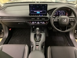 車内は光触媒抗菌消臭施工済です。スタイリッシュなデザインでスポーティなインパネ周りを演出します。グローブボックスやカップホルダーのほかにトレーなどたくさんの収納スペースが付いています。
