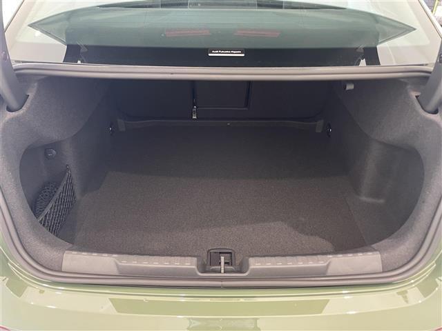 LIBERALAでは多種多様の車種をご用意させていただいております。お客様がご納得いくまで、そのお車の持つ特性を五感すべてで感じ取っていただける場をご提供します。