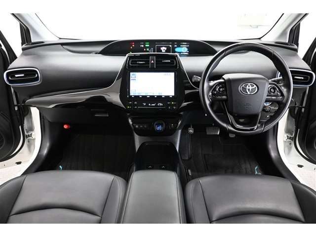 高いホールド性で運転姿勢が安定します。長距離ドライブでも疲れにくいのが魅力です。快適なドライビングライフをお送りください♪