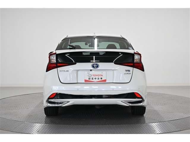 バックカメラが付いているので後方確認が非常にしやすいです。今や運転初心者も熟練者も必須装備！ついていて損はないですね♪