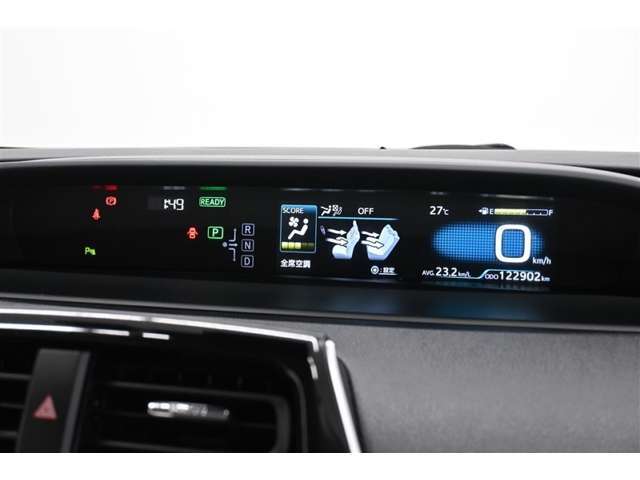 とっても見やすいメーターです。夜間時はラグジュアリーな気分にさせてくれる照明が魅力ですので、夜のドライブも楽しみになりますよ♪