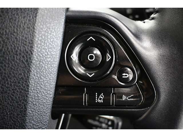 レーンディパーチャーアラートとは車線または走路からの逸脱の可能性を警告すると共に、車線または走路からの逸脱を避けるためのハンドル操作の一部を支援する機能です。詳細は販売店スタッフまでおたずねください。