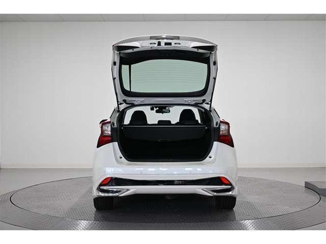 開口部の広いラゲージスペースは、ゴルフバックなどの荷物もラクラク積み込めます。