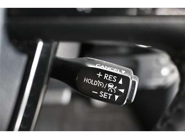 レーダークルーズコントロール(全車速追従機能付)付きです。車速に応じて追従支援してくれるので、ロングドライブも快適です。詳細は販売店スタッフまでおたずねください。