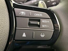 【アダプティブクルーズコントロール】高速道路での長距離走行が楽に！！自動で速度を保つクルーズコントロールが、衝突軽減システムと連携し、前方の車両を感知して車間を保つように速度調節してくれます！！