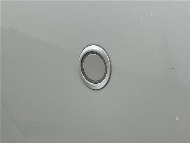 【コーナーセンサー】障害物が近づくと音で教えてくれます。また、近づけば近づくほど音も変わりより分かりやすくなっております。