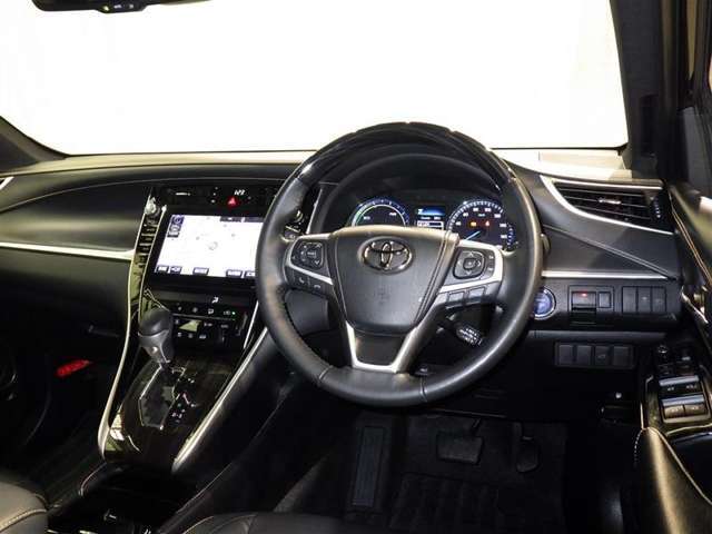 運転の際、常に目にする部分だけにシックで飽きのこないデザインが良いですね。