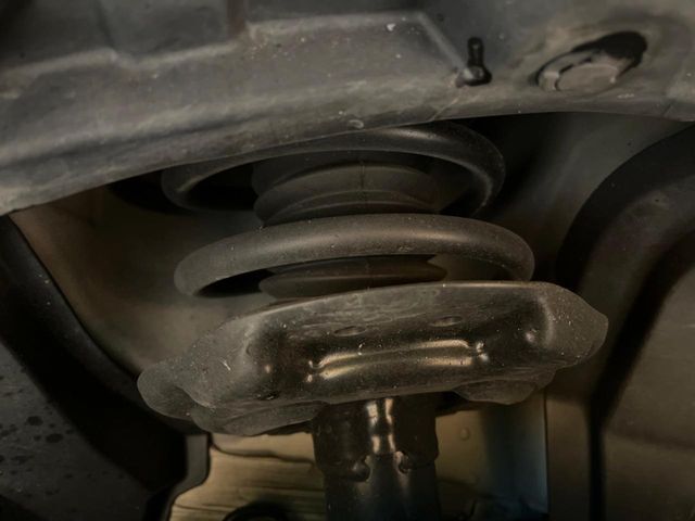 お車を安心してお乗りいただく為には、足回りの定期点検が欠かせません。サービスサポート（有償保証）では無料点検もご提供しており、安心のカーライフをお過ごしいただけるサポート体制が整っています。